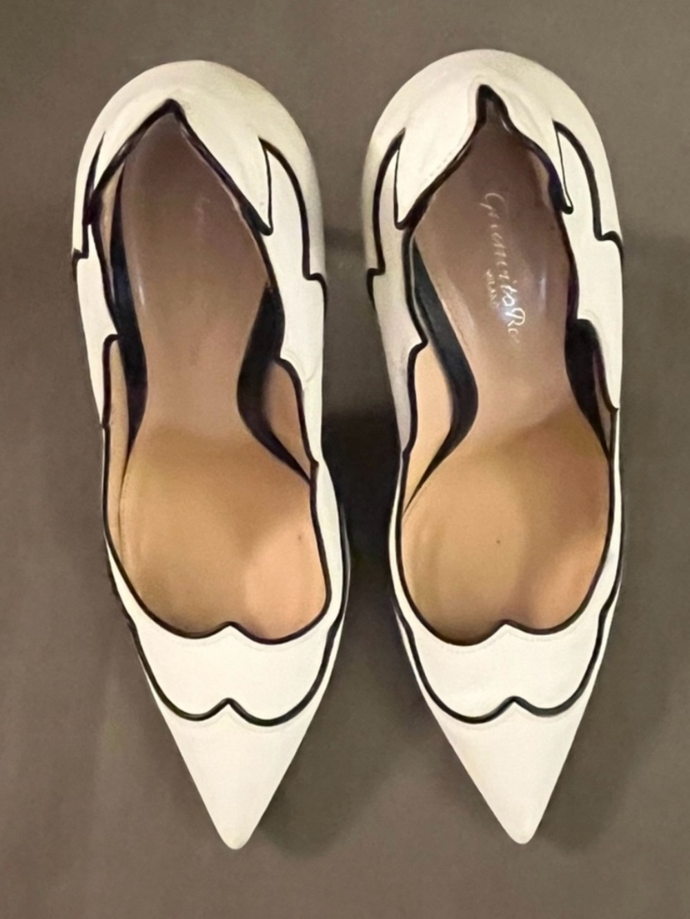 GIANVITO ROSSI Lucille White Scalloped Leather Pointed Toe Pumps Heels Size 38 - Picture 8 of 16